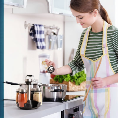 Dame utilise rangement pour epices carrousel cuisinant Roue dAromates