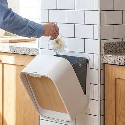 Poubelle sous évier ouverture automatique murale beige design compact TouchFree​ 