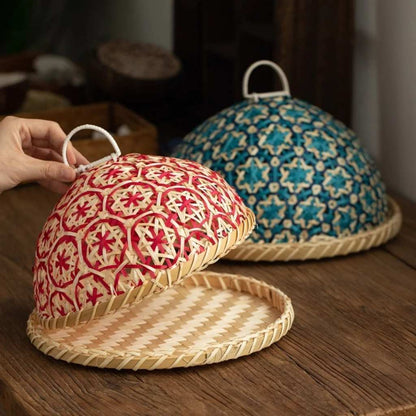 Corbeille à pain originale femme soulevant couvercle cloche rouge MaisonBambelle