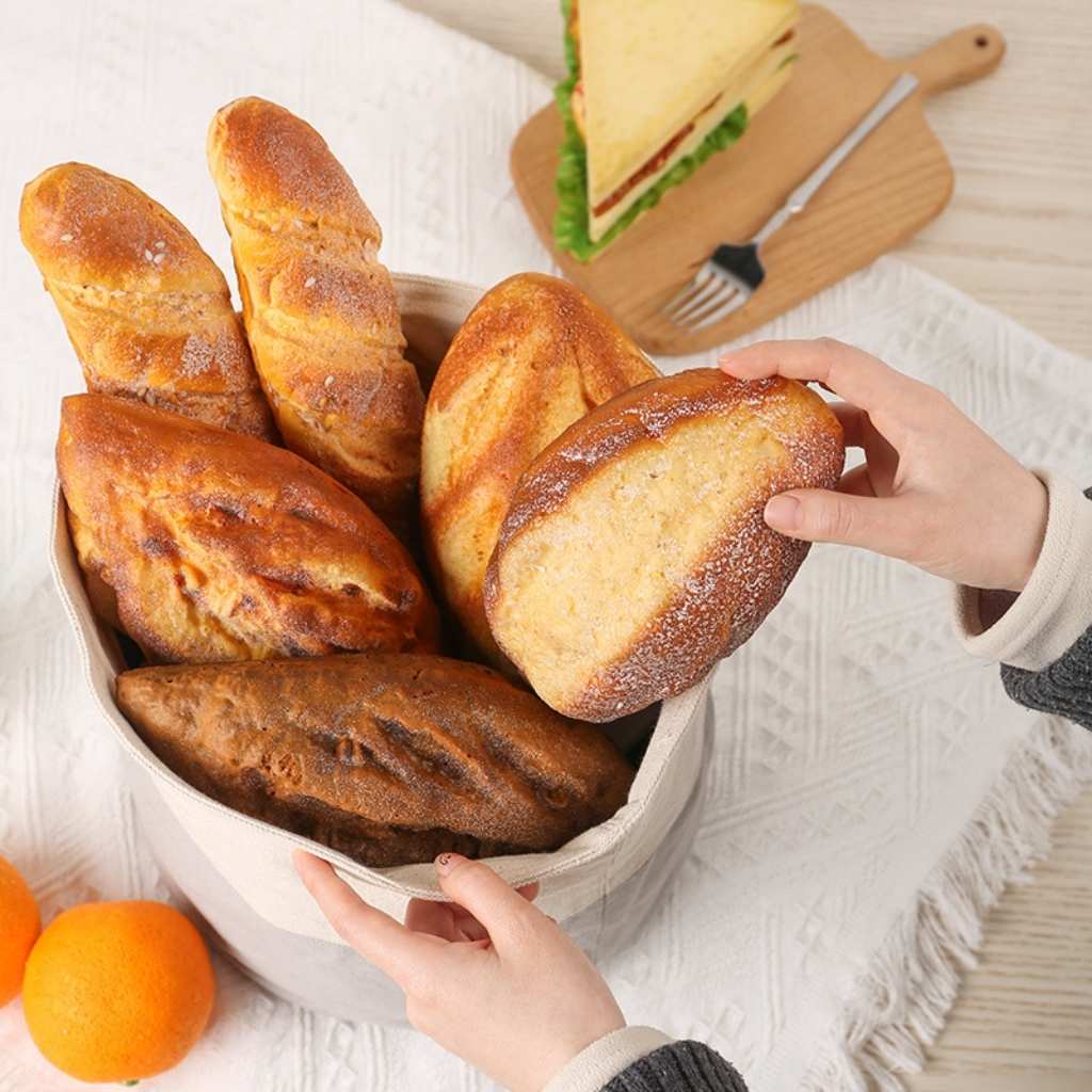 Corbeille à pain tissu femme posant baguettes dedans Coton durable