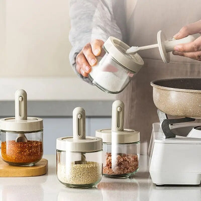 dame cuisinant assaisonne plats avec pot à epices verre pratique