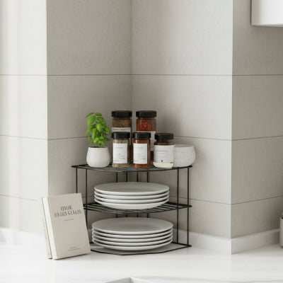 Étagère d’angle cuisine métal noir 3 niveaux remplie vaisselle pots OptiCoin