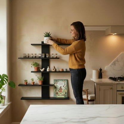 étagère murale cuisine noir femme pose plante design fonctionnelle