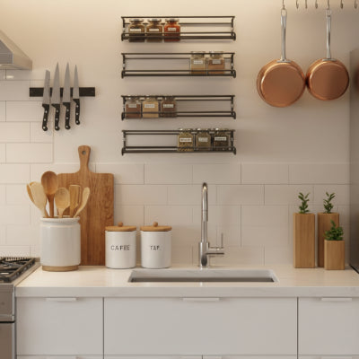 Étagères à épices metal noir remplies pots epices Murganise