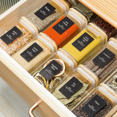 pot a epice en verre alignes dans tiroir cuisine design