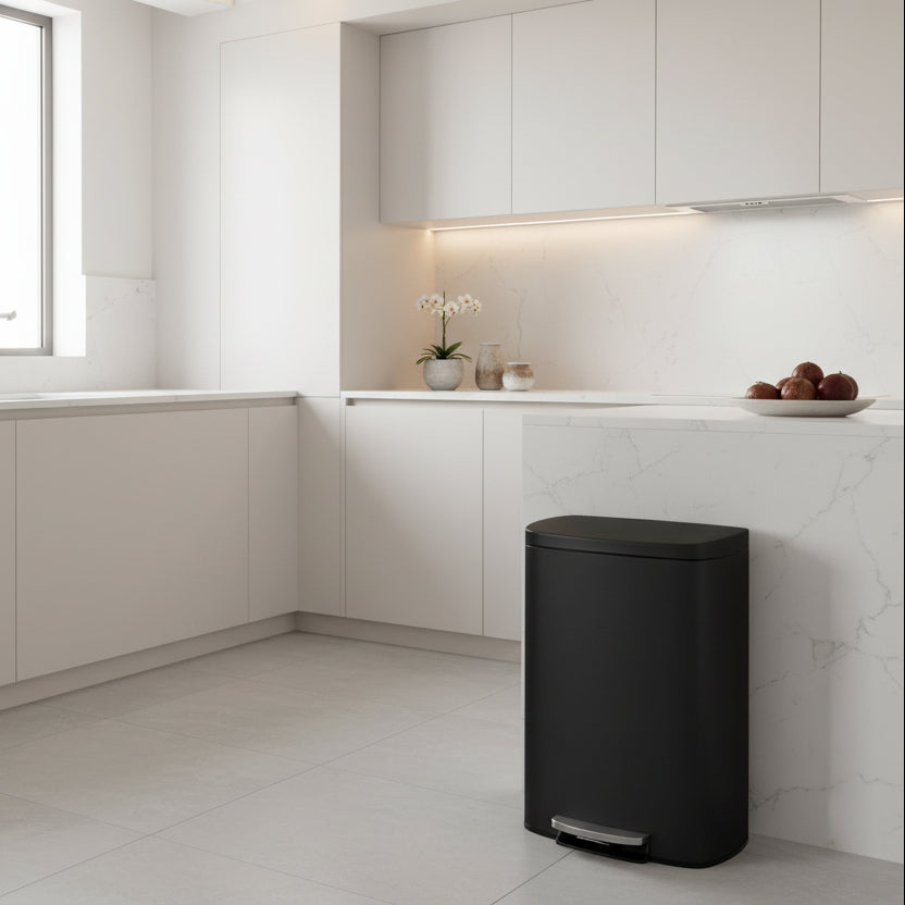 poubelle 50l acier inox pedale anti-odeurs hermetique noir HygiaStep