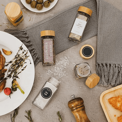 rangement pour epices avec pots etiquettes sur table kit prestige