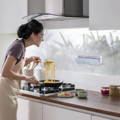 rangement pour epices seasoningbox balnc mural utilise par femme cuisine