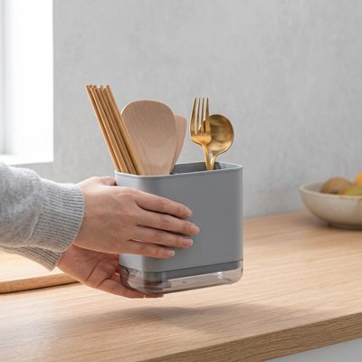 Rangement ustensiles cuisine rempli femme depose sur plan de travail